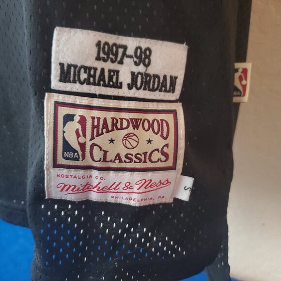 Men's Chicago Bulls Michael Jordan Mitchell & Ness Black 1997/98 Hardwood - Picture 3 of 8
